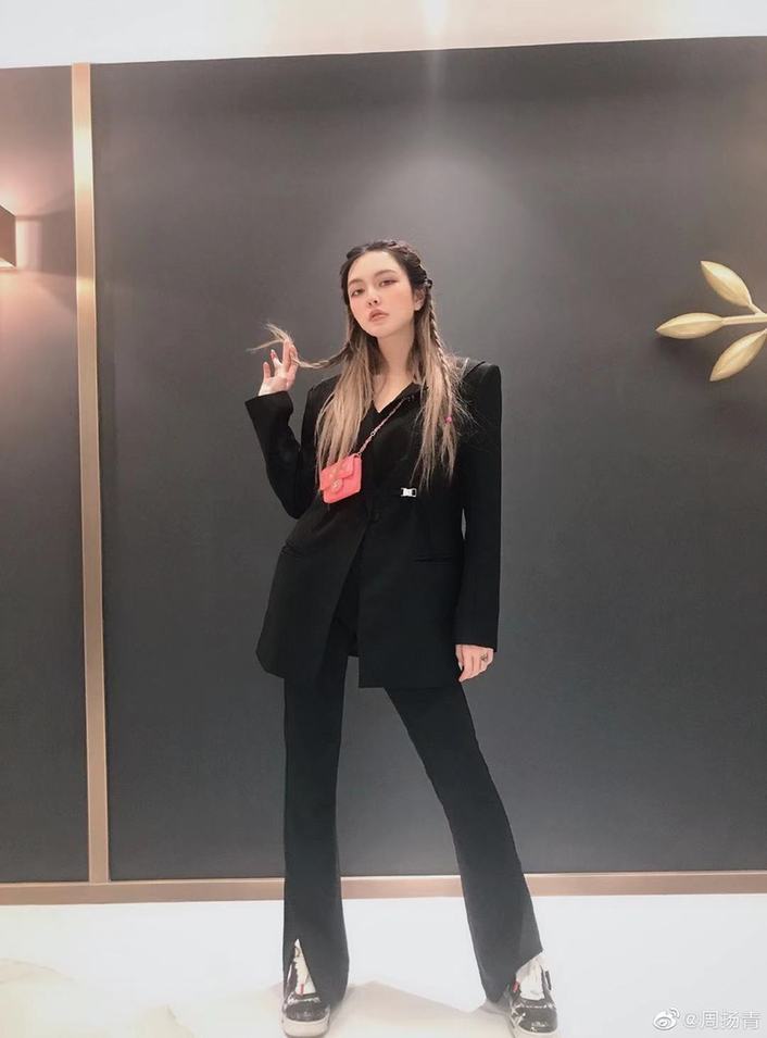周揚青穿西裝夠霸氣 秀“女團腿”強勢吸睛