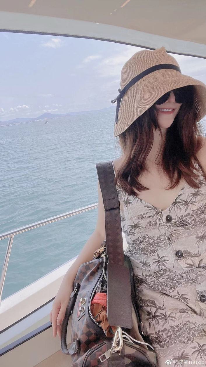 沈騰親姐姐身份曝光 45歲宛如少女顏值不輸女星 網(wǎng)友紛紛留言：姐姐好美！