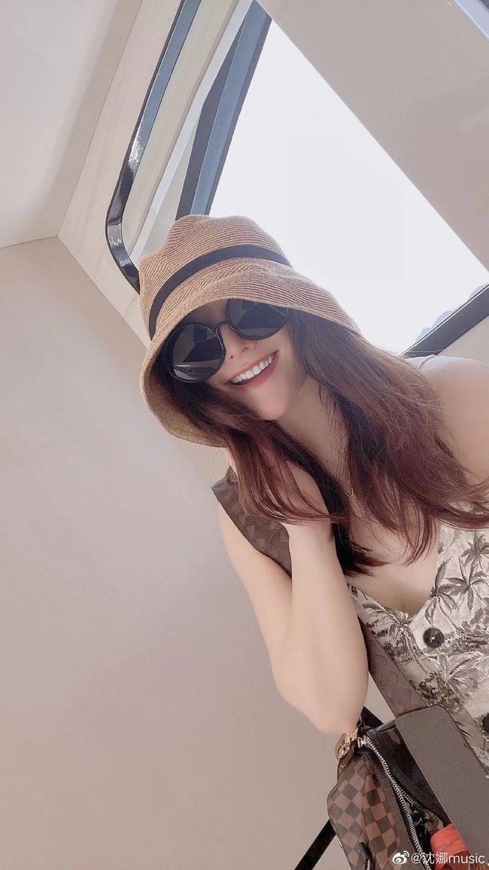 沈騰親姐姐身份曝光 45歲宛如少女顏值不輸女星 網(wǎng)友紛紛留言：姐姐好美！