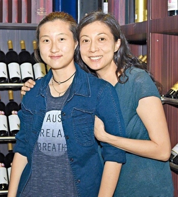 首次承認曾家暴女兒!吳綺莉否認向成龍索要天價撫養費,具體啥情況?