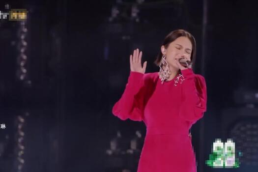【舞臺名場面】楊丞琳邊唱邊接住耳環 被贊應變能力強