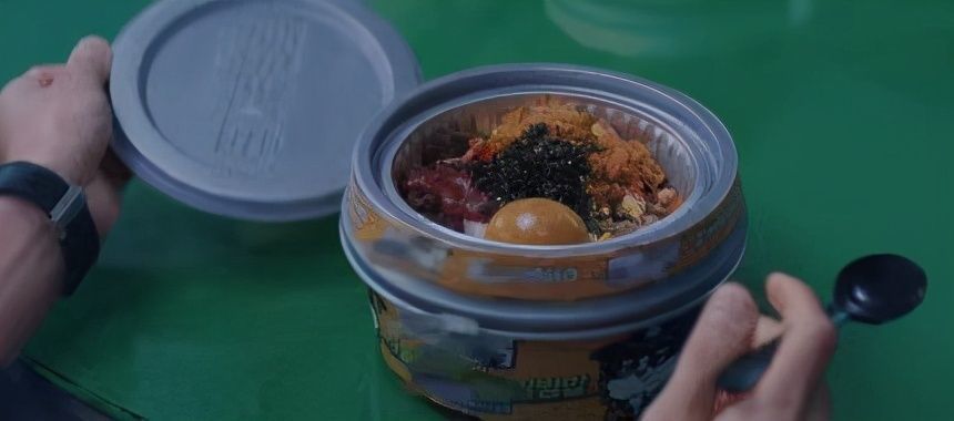 宋仲基電視劇里吃中國拌飯被韓國觀眾抵制 片方賠錢給金主免不了