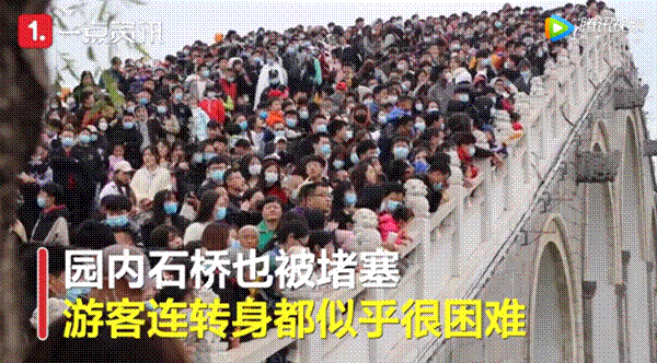 上萬游客擠滿清明上河園石橋：密密麻麻 轉身都難！