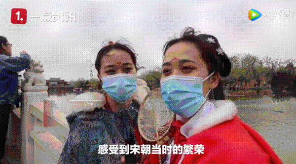 上萬游客擠滿清明上河園石橋：密密麻麻 轉身都難！
