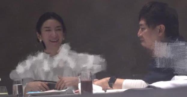 黃奕帶女兒約會節目男嘉賓 三人看展相處融洽