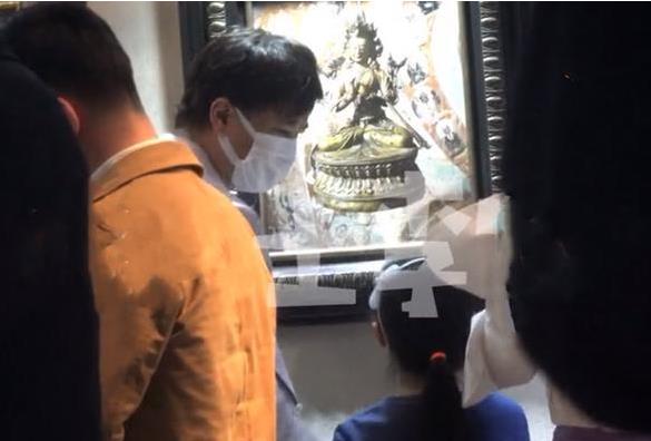 黃奕帶女兒約會節目男嘉賓 三人看展相處融洽