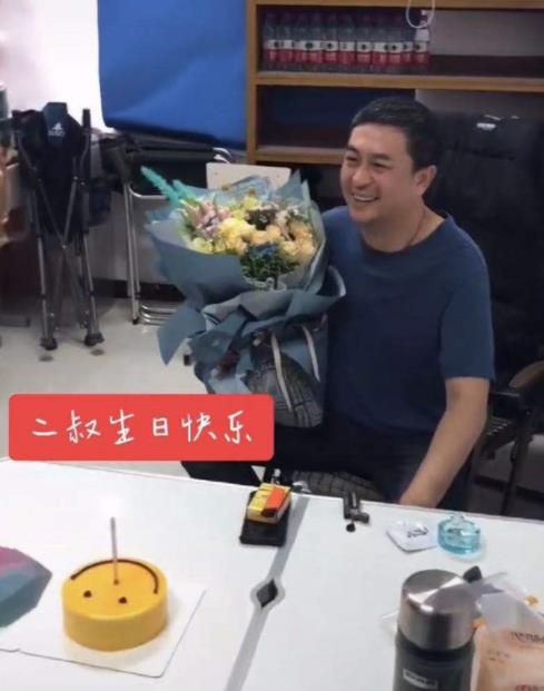 張嘉益片場慶51歲生日 布置簡陋捧鮮花笑容滿面