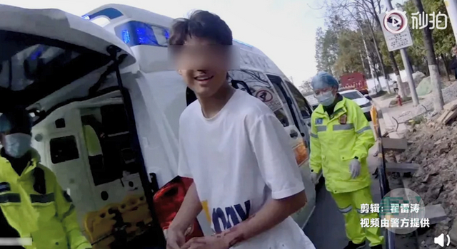 小伙陷泥坑報(bào)警狂笑逗樂接警員，發(fā)生了什么？