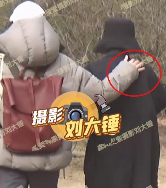 郭采潔新戀情疑似曝光，與音樂人伊德爾摟腰搭肩，牽手回家好甜蜜
