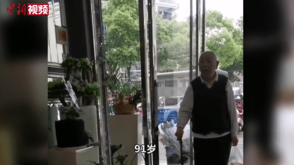 愛情最美的樣子！91歲爺爺買玫瑰花給90歲老伴慶生，這就是愛情的樣子
