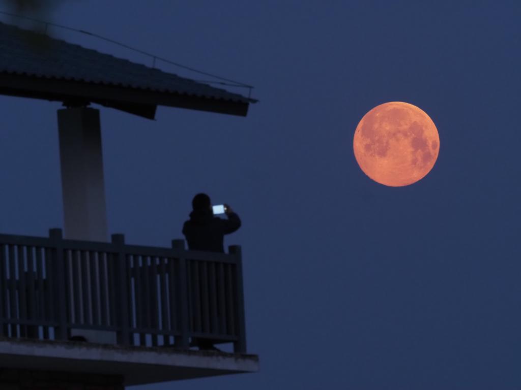 今年首次“超級(jí)月亮”今晚亮相