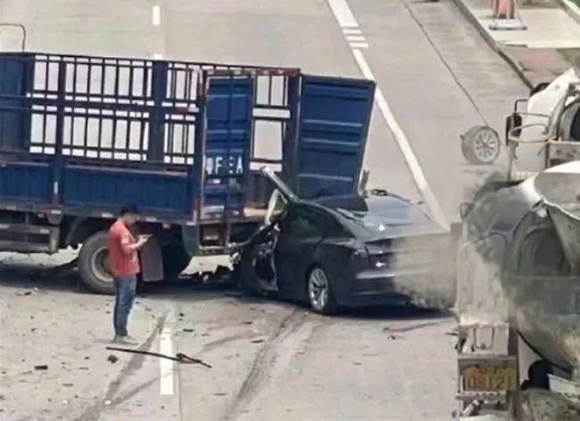 又雙叒叕出事！警方通報韶關特斯拉追尾貨車，特斯拉回應：還不了解情況