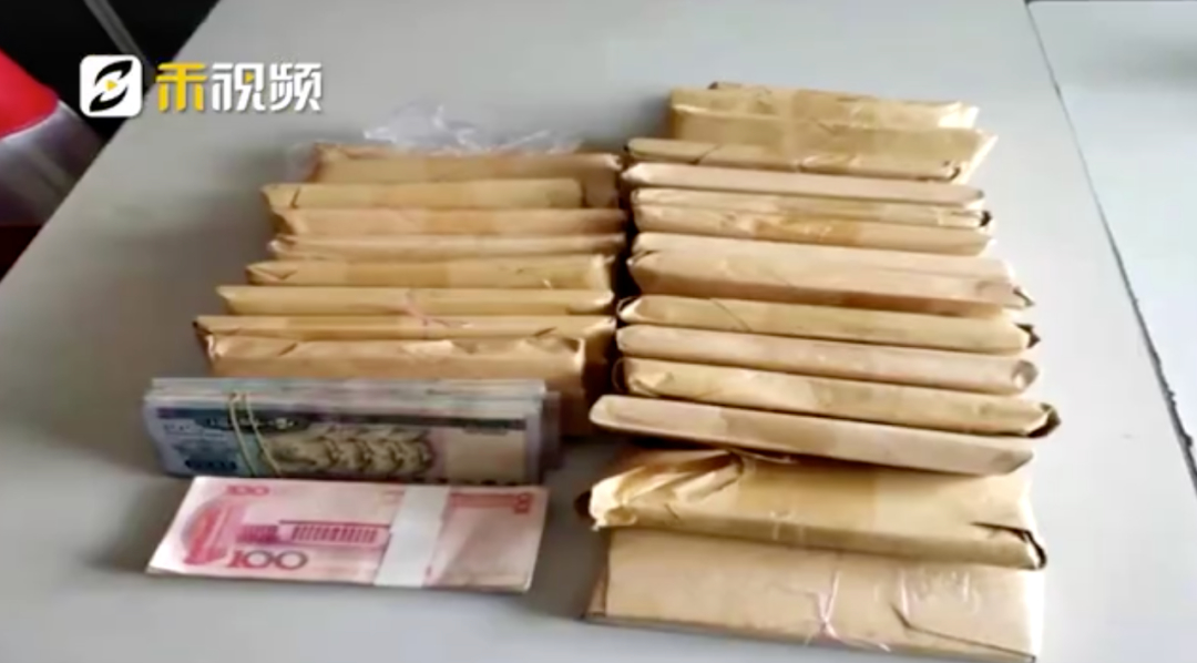 全網(wǎng)點贊！姐弟遛狗撿到51萬元交給警察