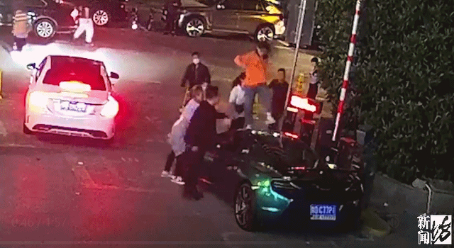 女子酒后爬豪車上蹦迪致車損28萬 喝斷片對民警叫囂