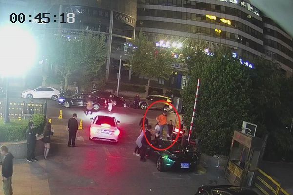 后悔晚了！上海一女子酒后在豪車上蹦迪 維修費28萬左右