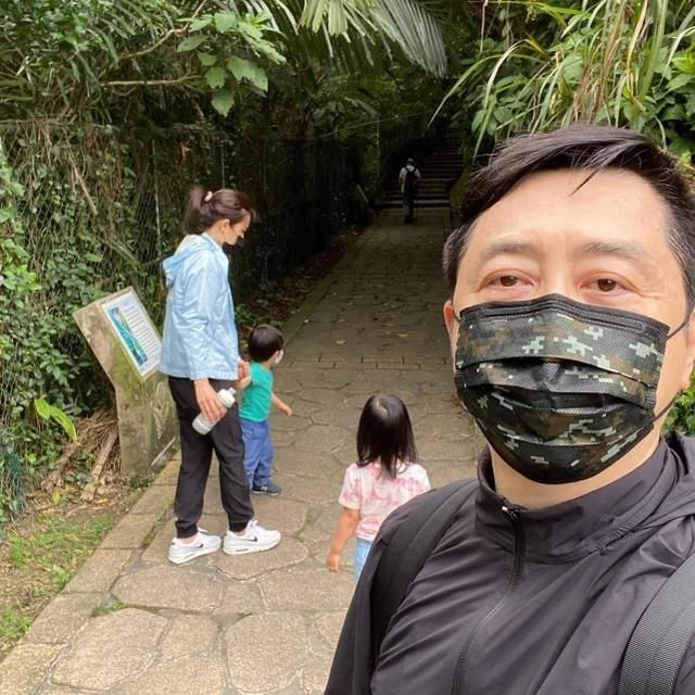 庾澄慶首曬一家四口合照 依舊沒有曝光兒女的正臉照