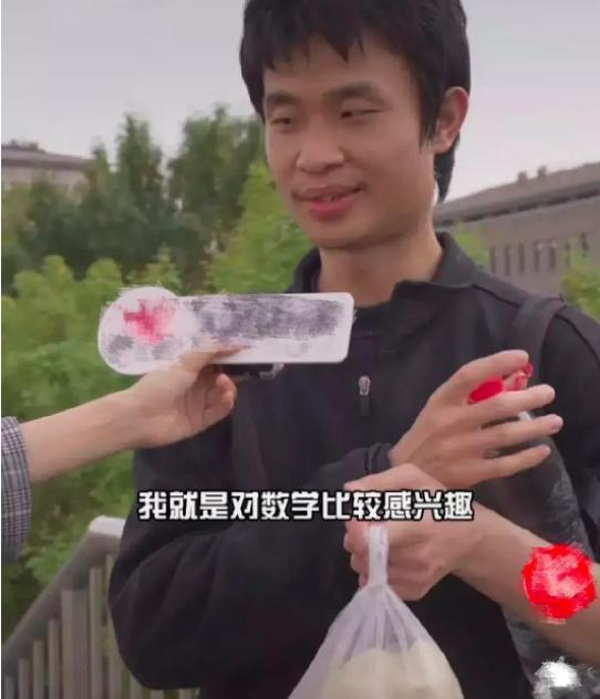 北大數學大神為何走哪都拎礦泉水?聽同學講述韋神的與眾不同