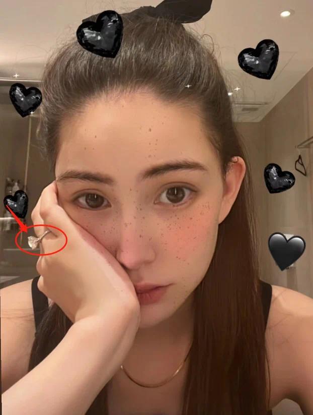 昆凌生三胎后首曬外出照 全素顏宛如妙齡少女