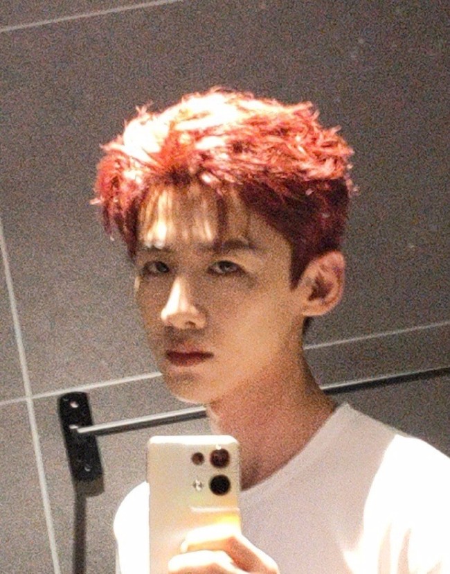 白敬亭分享浴室對鏡四連拍 紅發(fā)造型妥妥男團門面