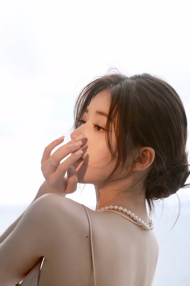23歲趙露思穿吊帶連衣裙大秀美背 造型溫柔古典