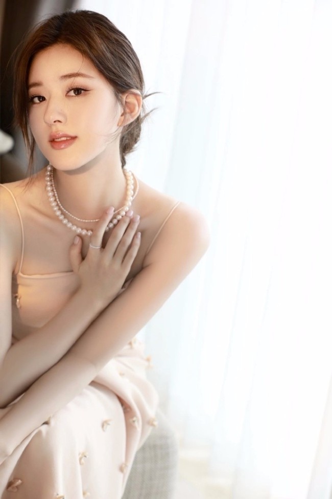23歲趙露思穿吊帶連衣裙大秀美背 造型溫柔古典