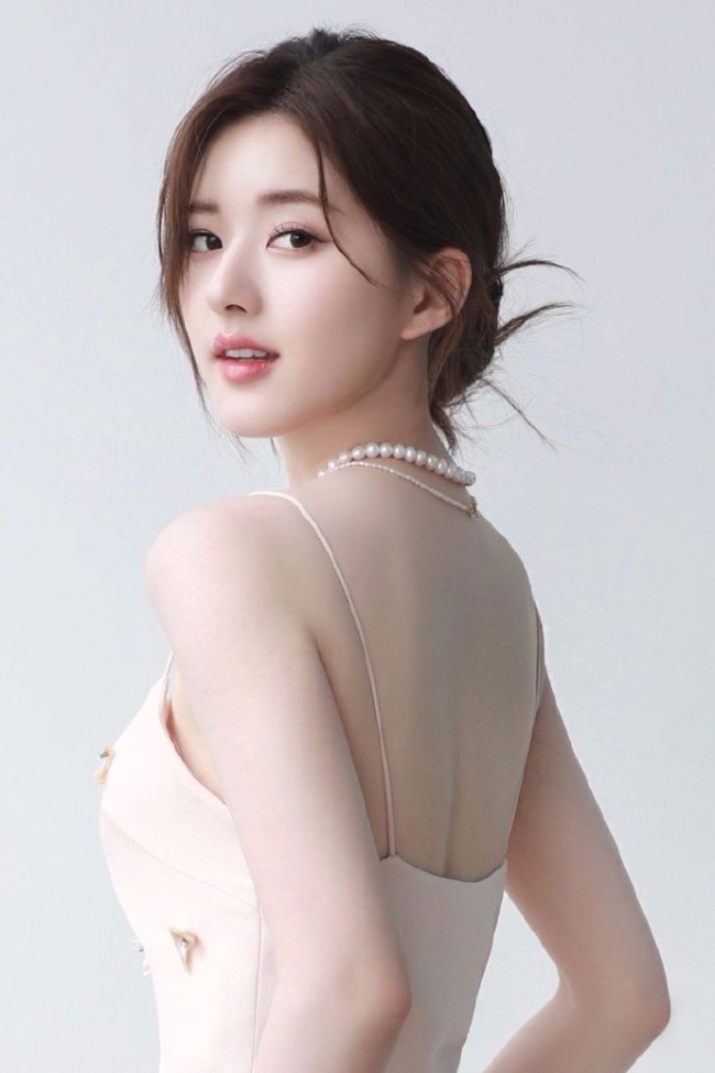 23歲趙露思穿吊帶連衣裙大秀美背 造型溫柔古典