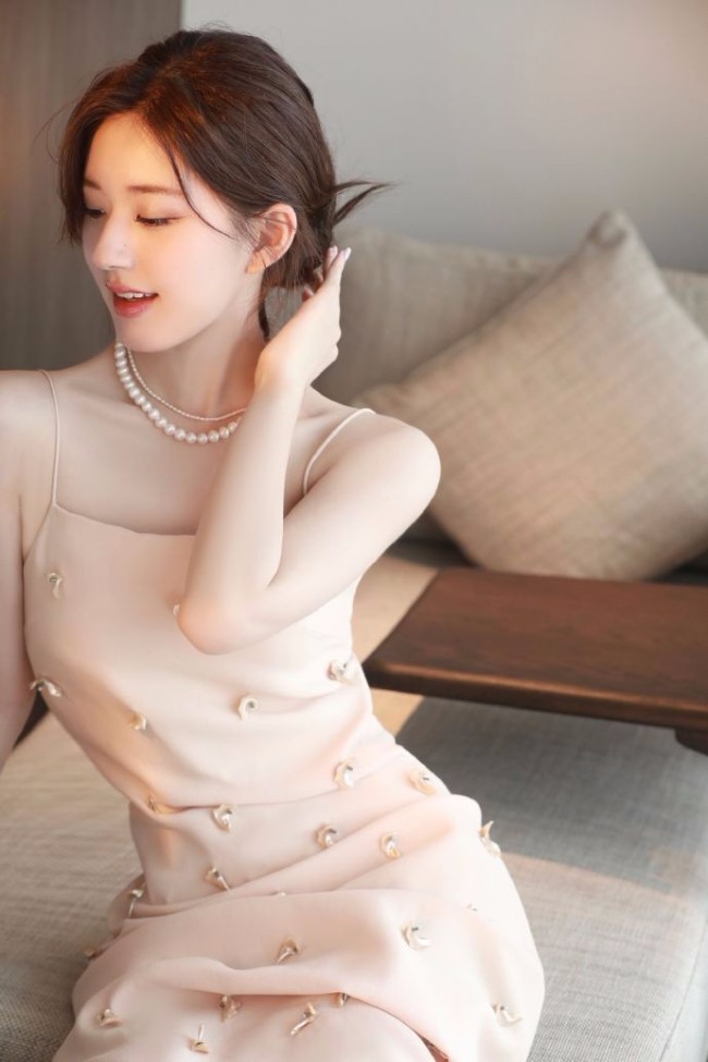 23歲趙露思穿吊帶連衣裙大秀美背 造型溫柔古典