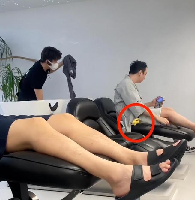 消費降級！王思聰私下剪頭發被偷拍 表情有點嚴肅