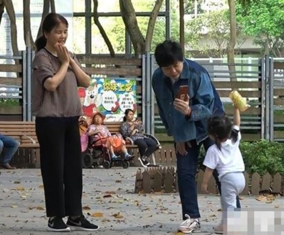 郭富城攜妻女外出其樂融融 與岳父罕見同框