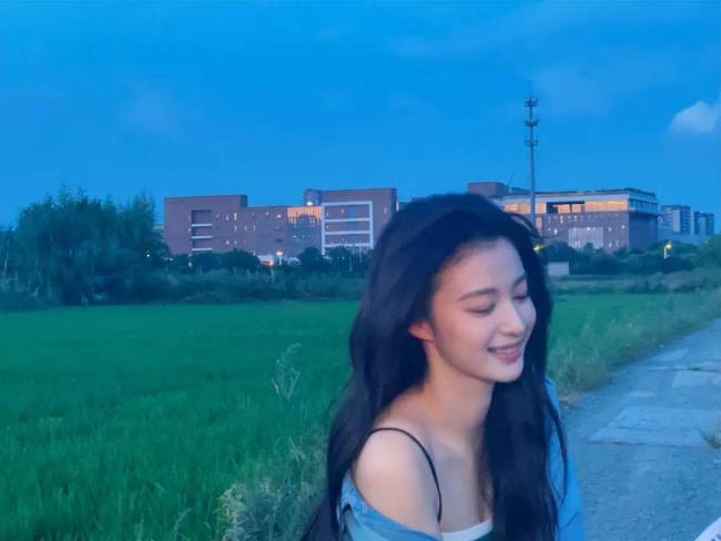 “古典美人”王楚然大秀白皙香肩 小露事業(yè)線