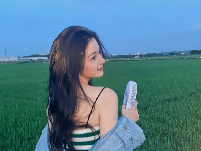 “古典美人”王楚然大秀白皙香肩 小露事業(yè)線