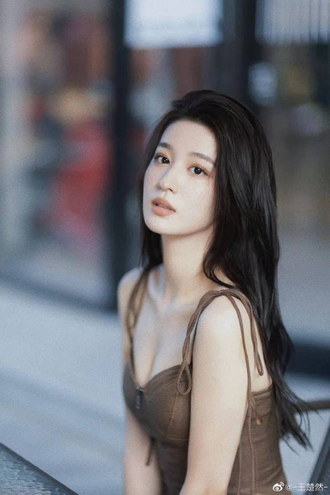 “古典美人”王楚然大秀白皙香肩 小露事業(yè)線