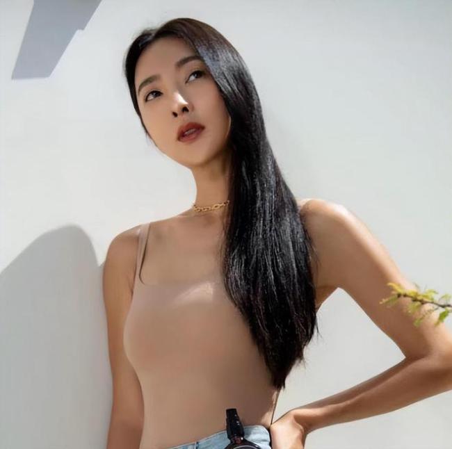 曹格嬌妻穿肉色緊身衣拍照 緊繃貼身凸顯時尚感