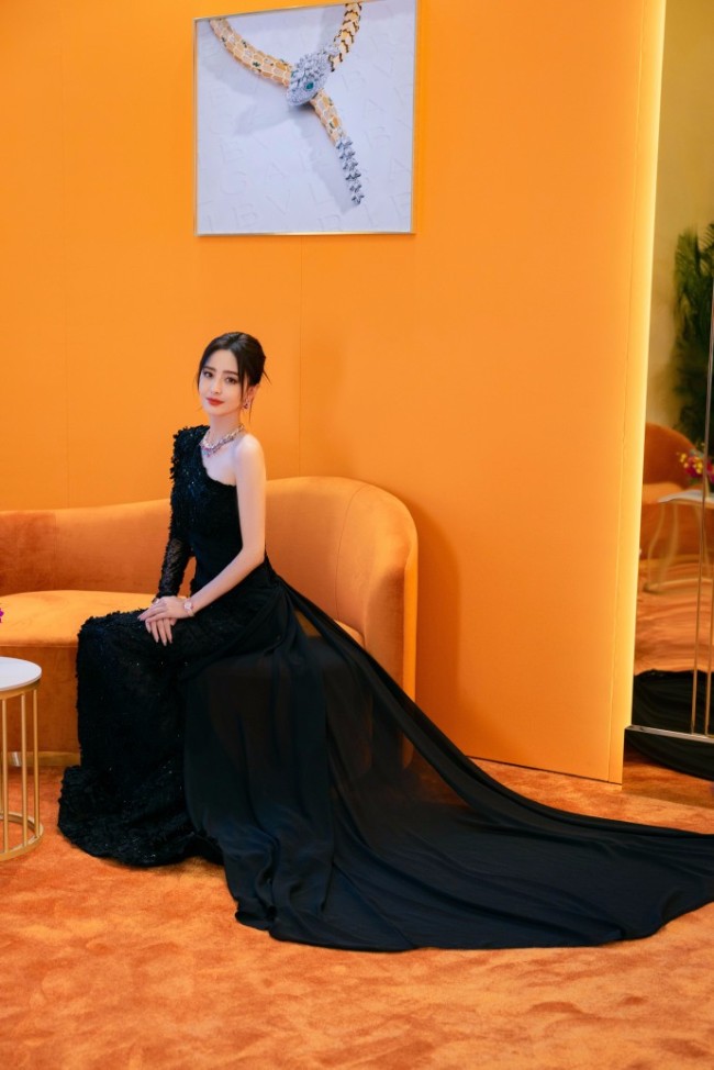 39歲佟麗婭穿單肩拖地禮服亮相 膚白貌美狀態好