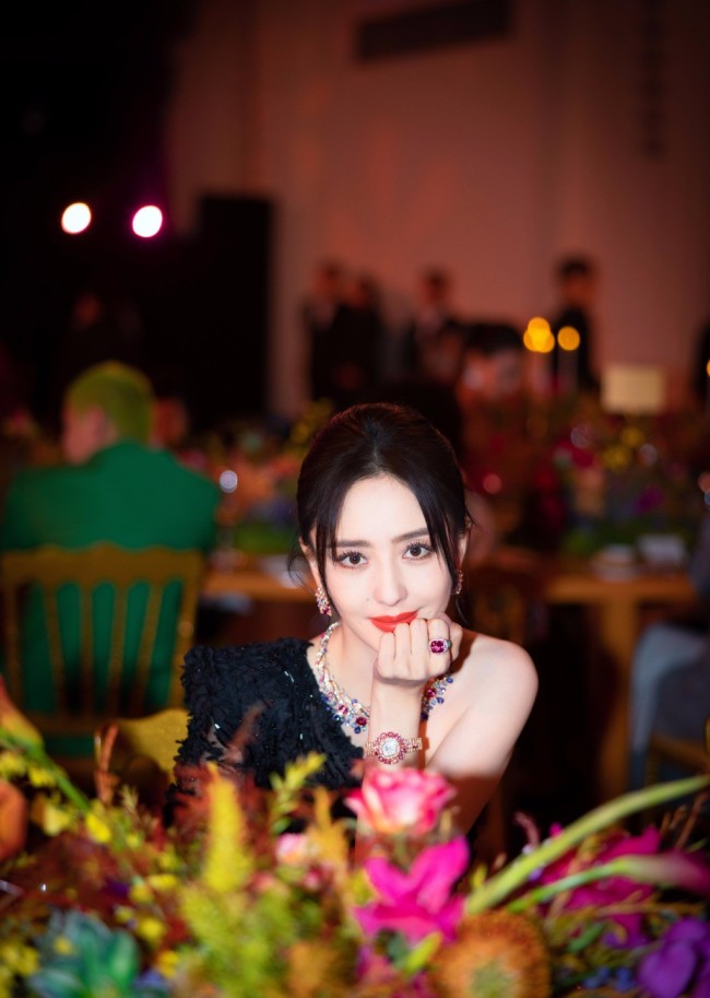 39歲佟麗婭穿單肩拖地禮服亮相 膚白貌美狀態好