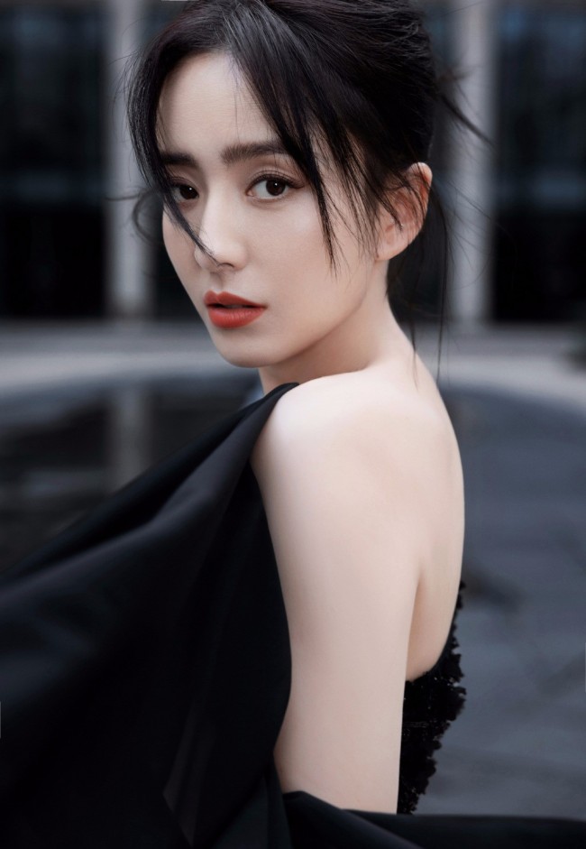 39歲佟麗婭穿單肩拖地禮服亮相 膚白貌美狀態好
