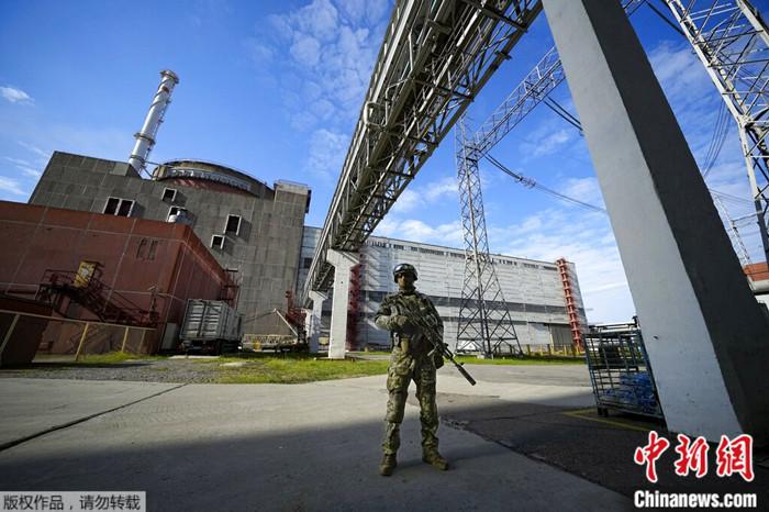 資料圖：一名俄羅斯士兵在扎波羅熱核電站地區守衛。