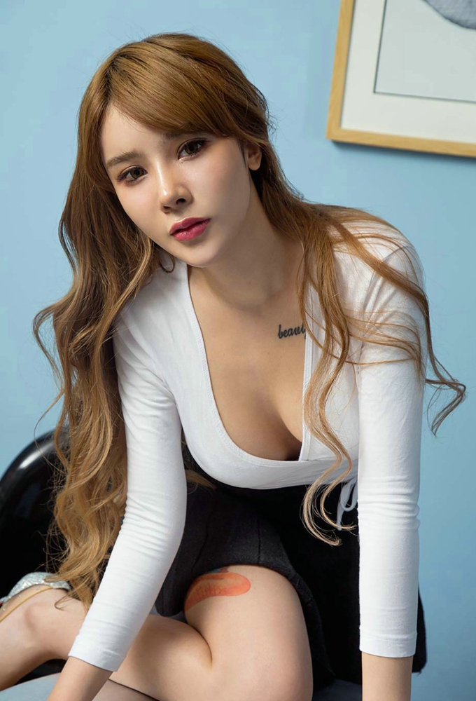 嫩模左函漪私房內(nèi)衣系列半露豪乳撩人誘惑寫真