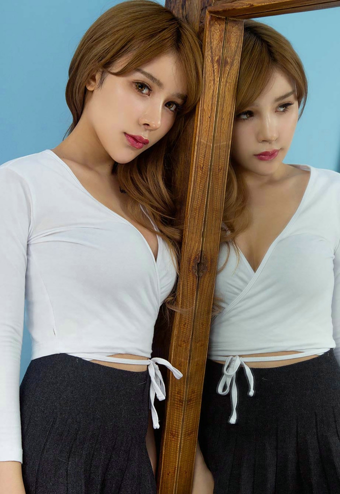 嫩模左函漪私房內衣系列半露豪乳撩人誘惑寫真