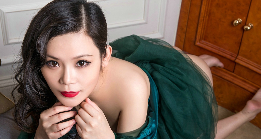 嫩模小美居家綠色薄紗連身裙半脫秀豪乳翹臀誘惑寫真