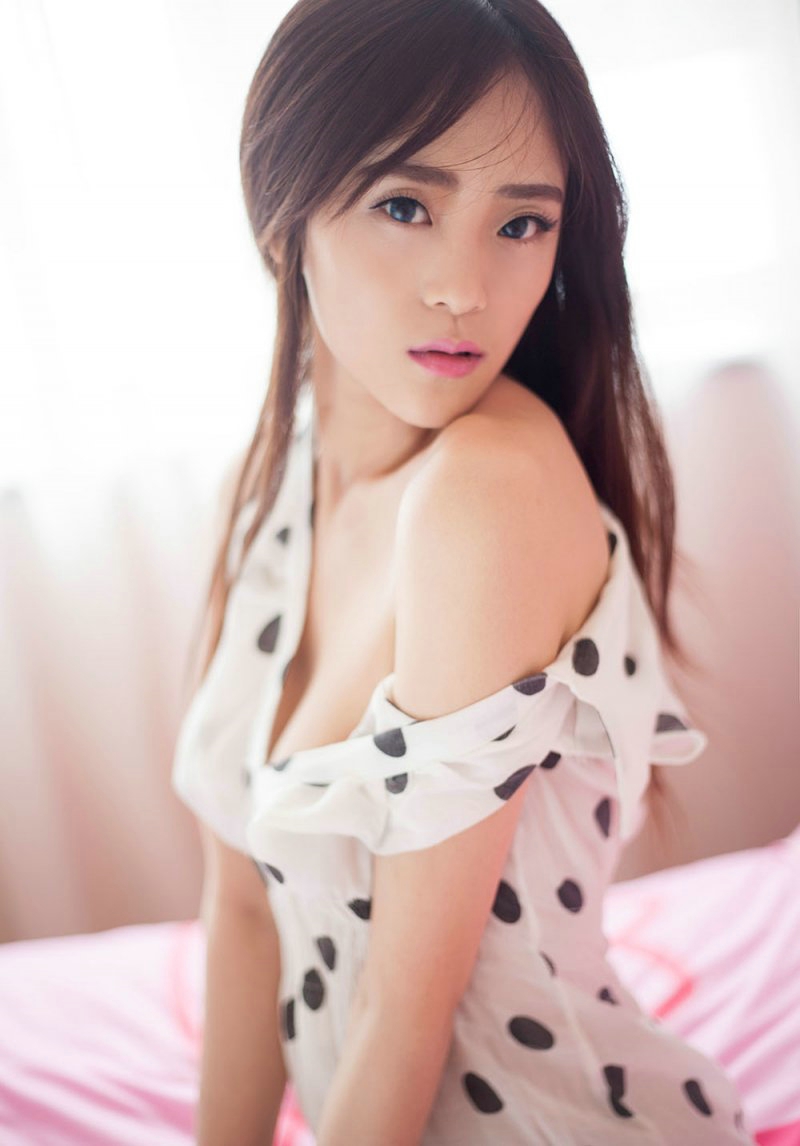 性感成熟御姐低領深V酥胸婀娜多姿