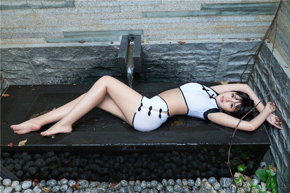 性感女神王依萌私房人體寫真秀美乳翹臀寫真