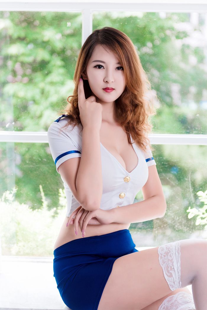 性感尤物小妮子julia制服誘人寫真