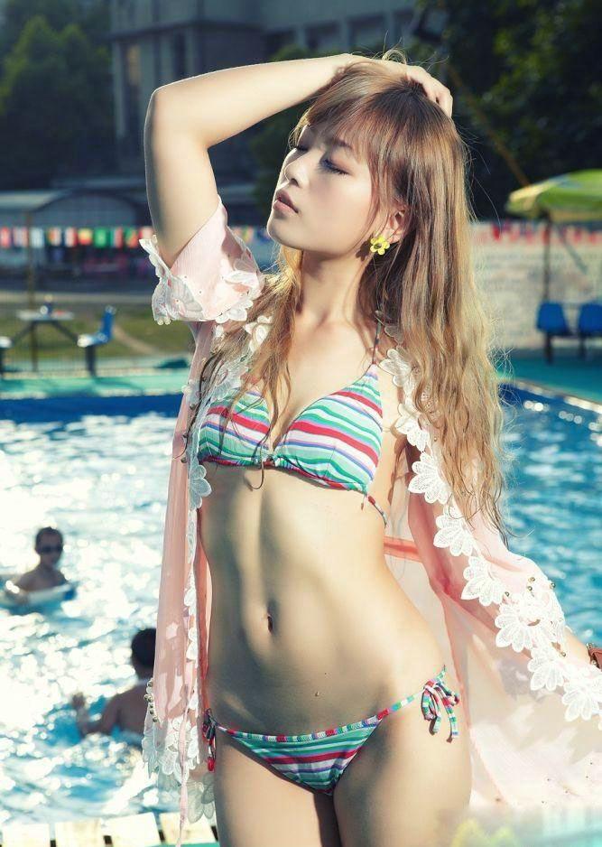 性感美女泳池比基尼寫真濕身誘人