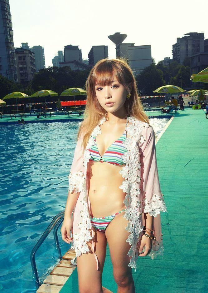 性感美女泳池比基尼寫真濕身誘人