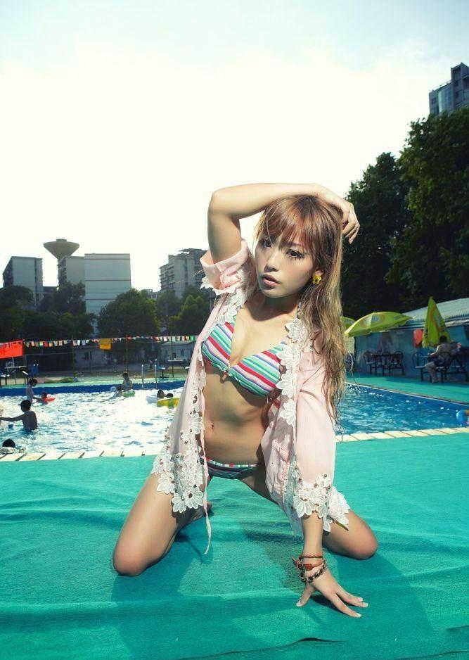 性感美女泳池比基尼寫真濕身誘人