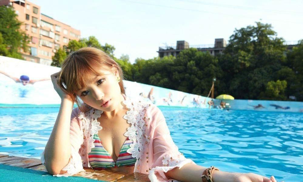 性感美女泳池比基尼寫真濕身誘人