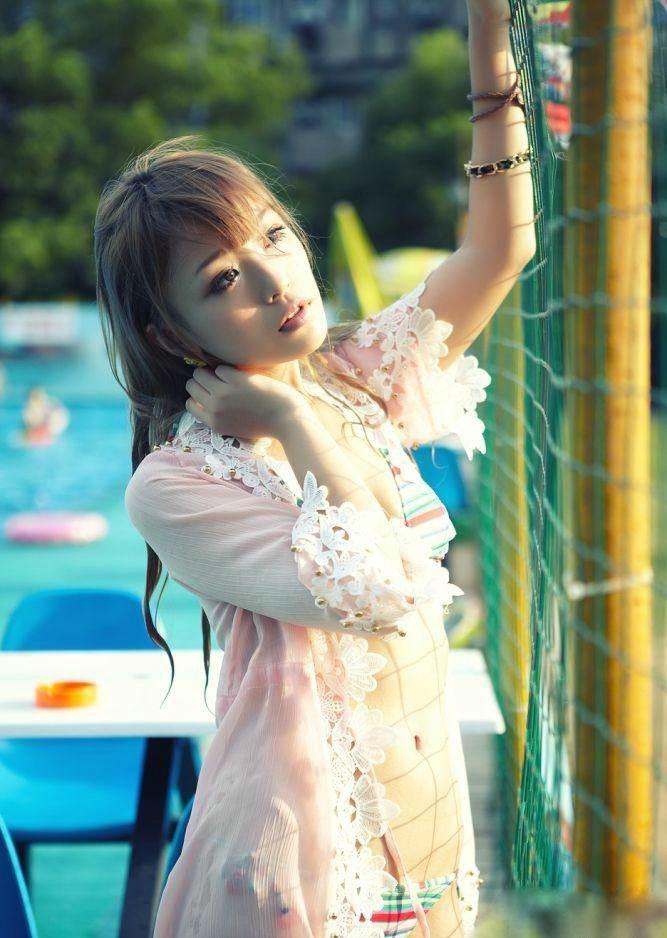 性感美女泳池比基尼寫真濕身誘人