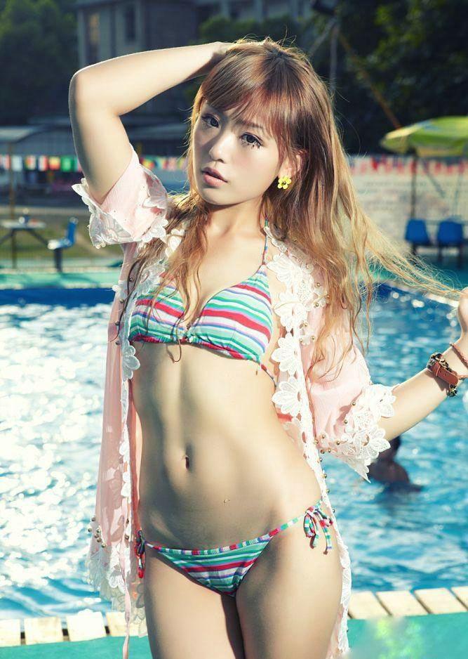 性感美女泳池比基尼寫真濕身誘人