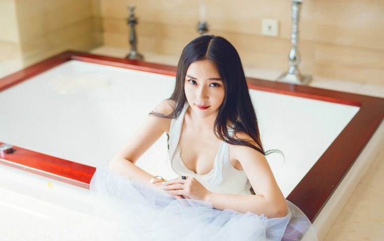 白蕾絲文胸豐滿美女浴室泡沫洗澡迷人寫真